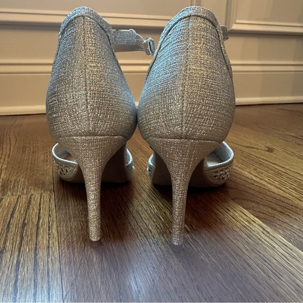 Kelly & Katie Heals with a Beautiful Sparkly Crystal Design. Like new. Size 9.5. - Picture 6 of 10